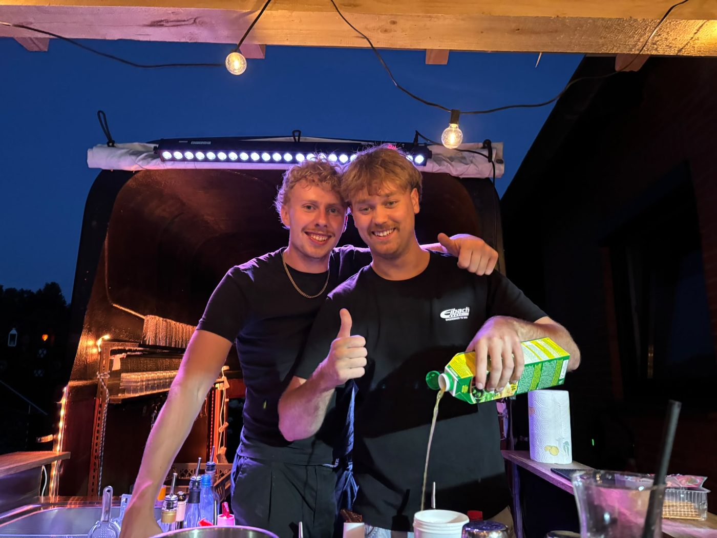 Cocktails werden live am Anhänger gemixt