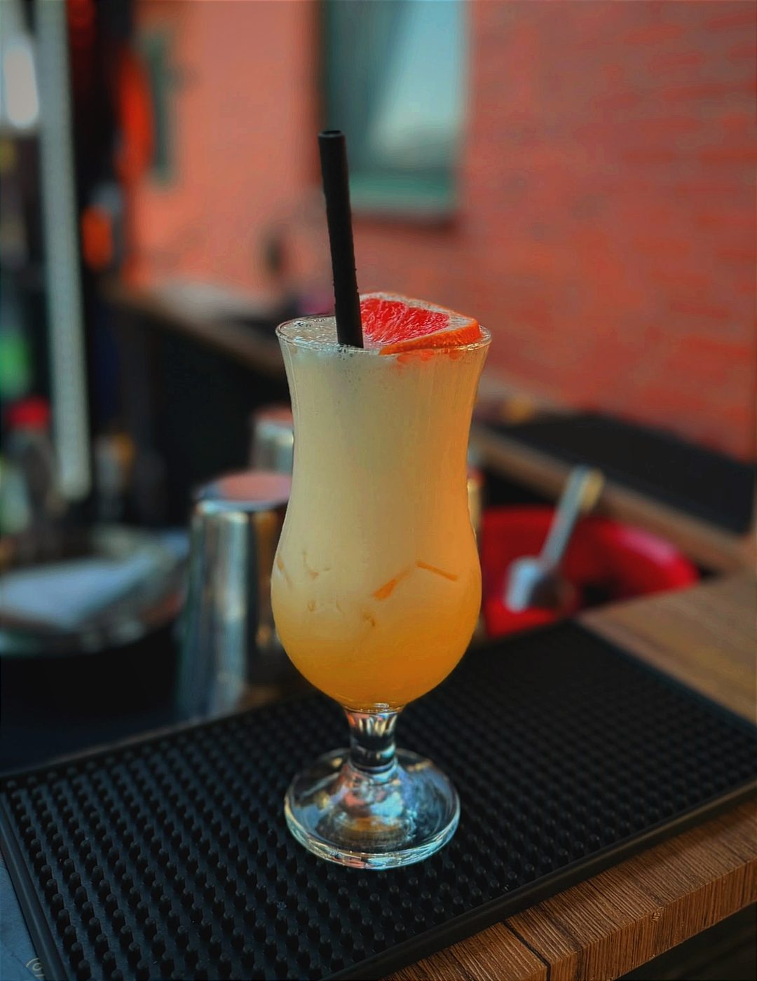 Cremiger Cocktail mit Grapefruit-Garnitur