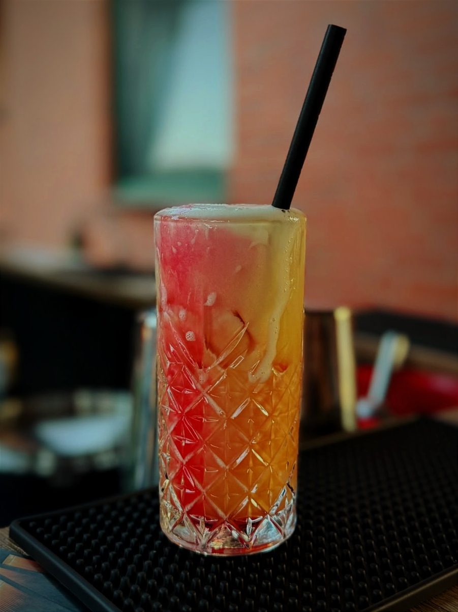 Cocktail im Sonnenuntergang-Look