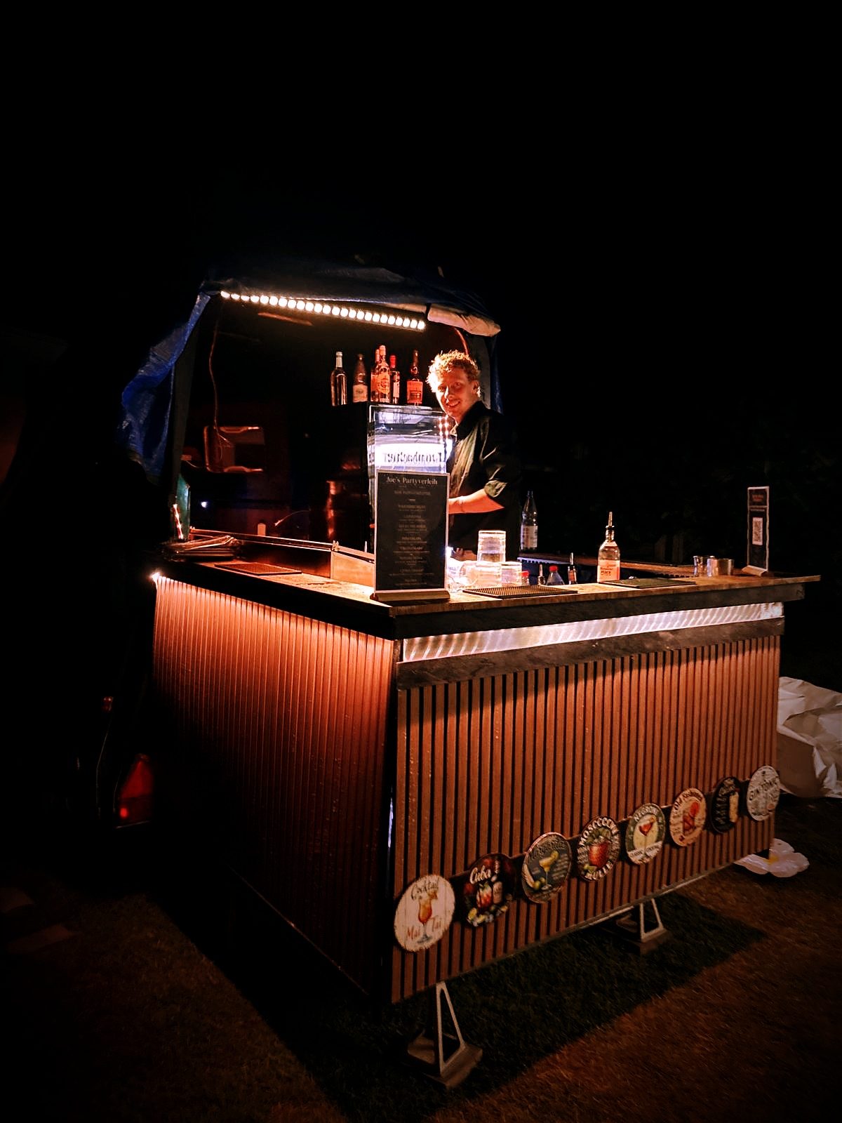 Der Cocktailanhänger von Joe's Cocktailservice bei einem Abendevent