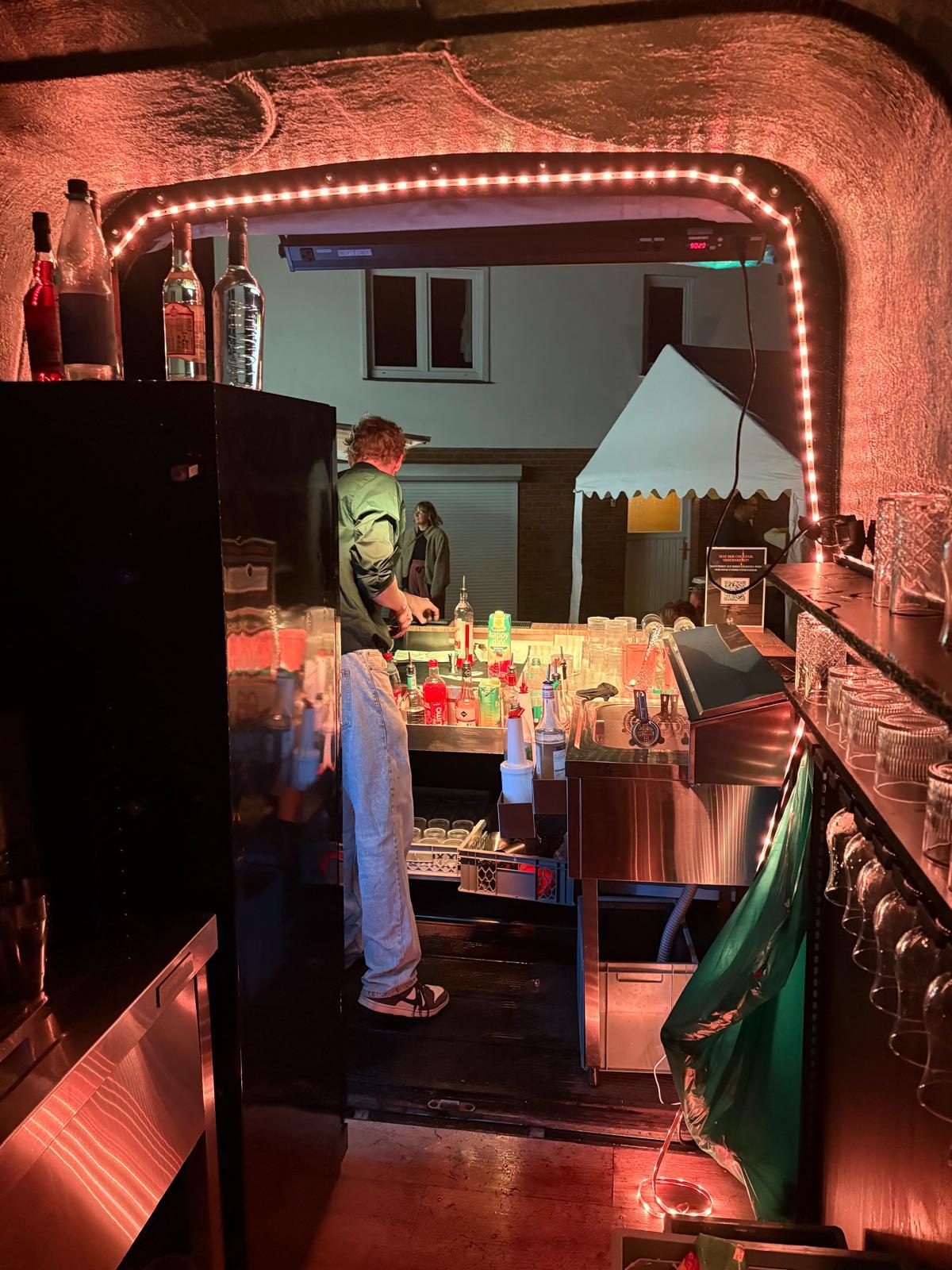 Cocktails werden im Anhänger frisch zubereitet
